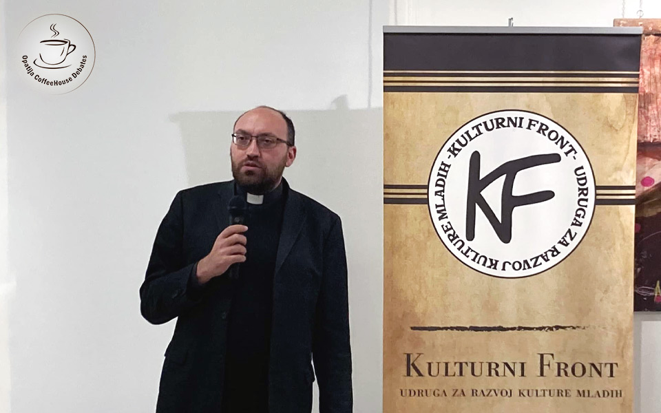 dr.sc. Vedran Obućina i tiskani vizual udruge Kulturni front, s logom Opatija Coffeehouse Debates u gornjem lijevom kutu