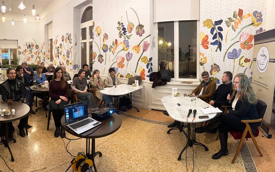 Publika i panelisti u Kavani Hotela Contitental u Opatiji