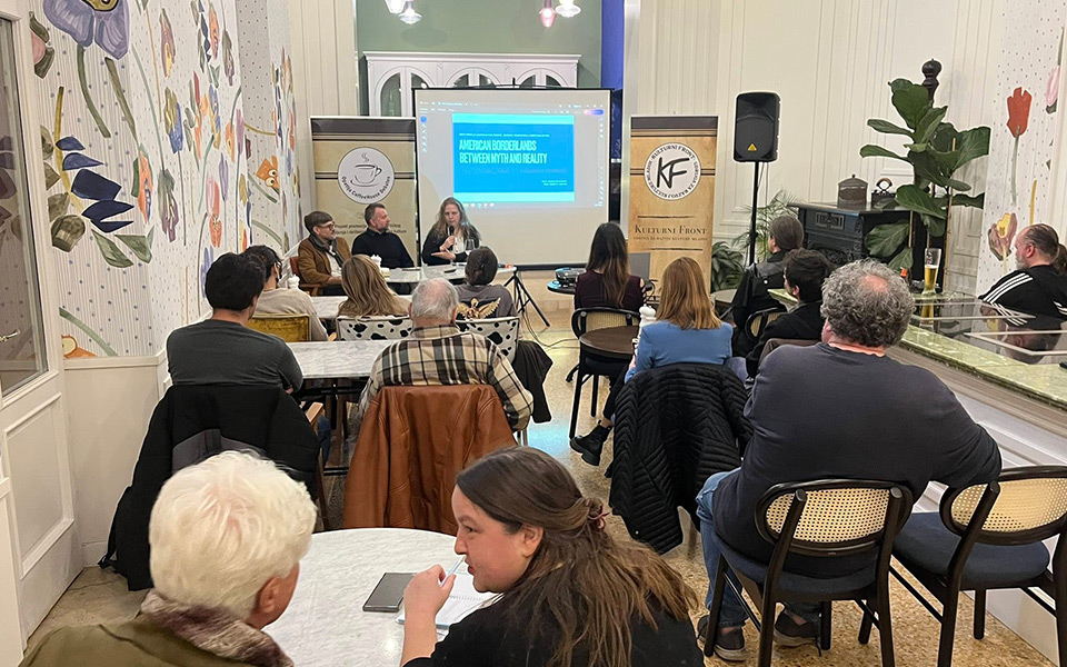 Publika i panelisti u Kavani Hotela Continental u Opatiji