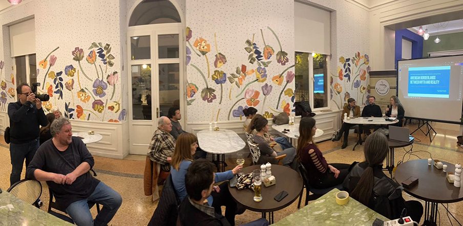 Dio publike i panelisti u Kavani Hotela Continental u Opatiji