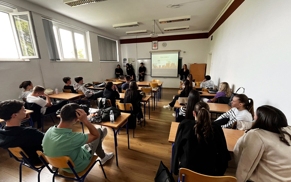 Četvero studenata koji stoje pred razredom srednjoškolaca u opatijskoj gimnaziji