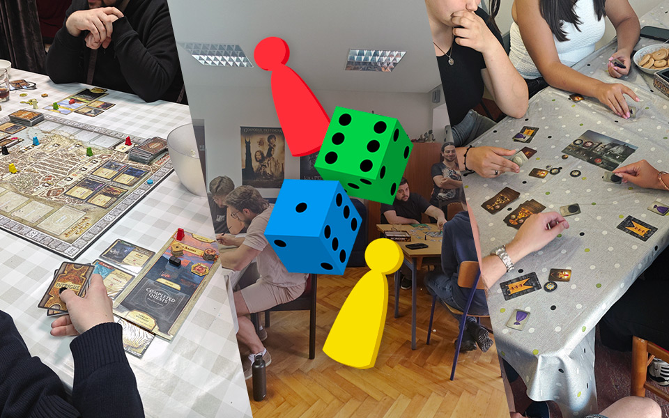 Tri različite fotografije s prijašnjih igraonica u prostorima udruge Kulturni front, u sredini je šarena ilustracija čovječuljaka i kockica.